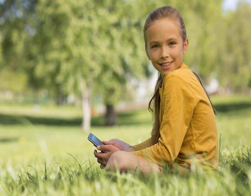 kid using mobile