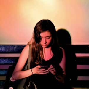 From Scrolling to Stress: How Continuous Social Media Use Affects Kids’ Wellbeing